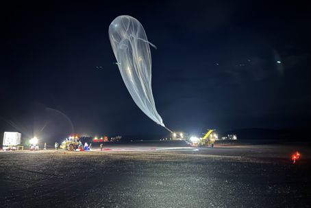 Launch_of_BEXUS_37.jpg En stor ballong släpps från en traktor i mörkret