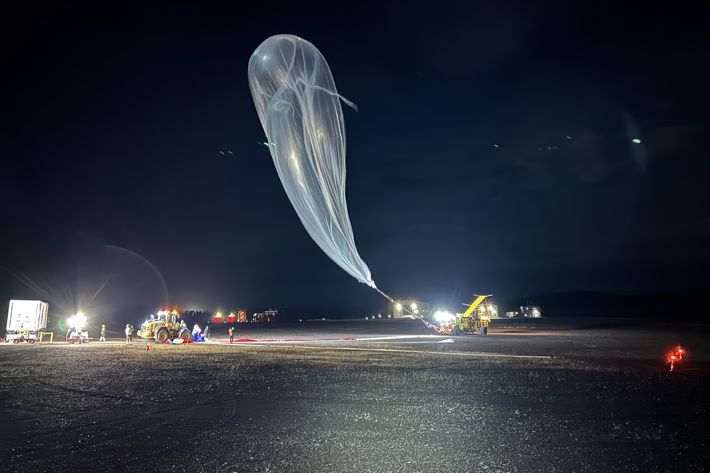 Launch_of_BEXUS_37.jpg En stor ballong släpps från en traktor i mörkret
