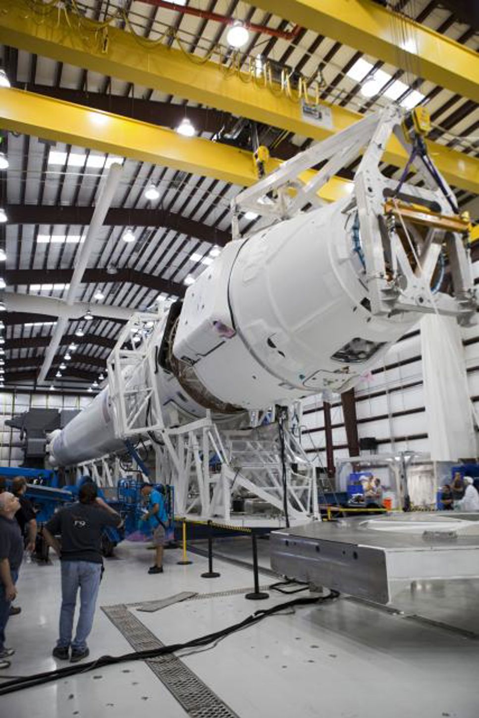 Tekniker förbereder raketen Falcon 9 inför uppsändningen.