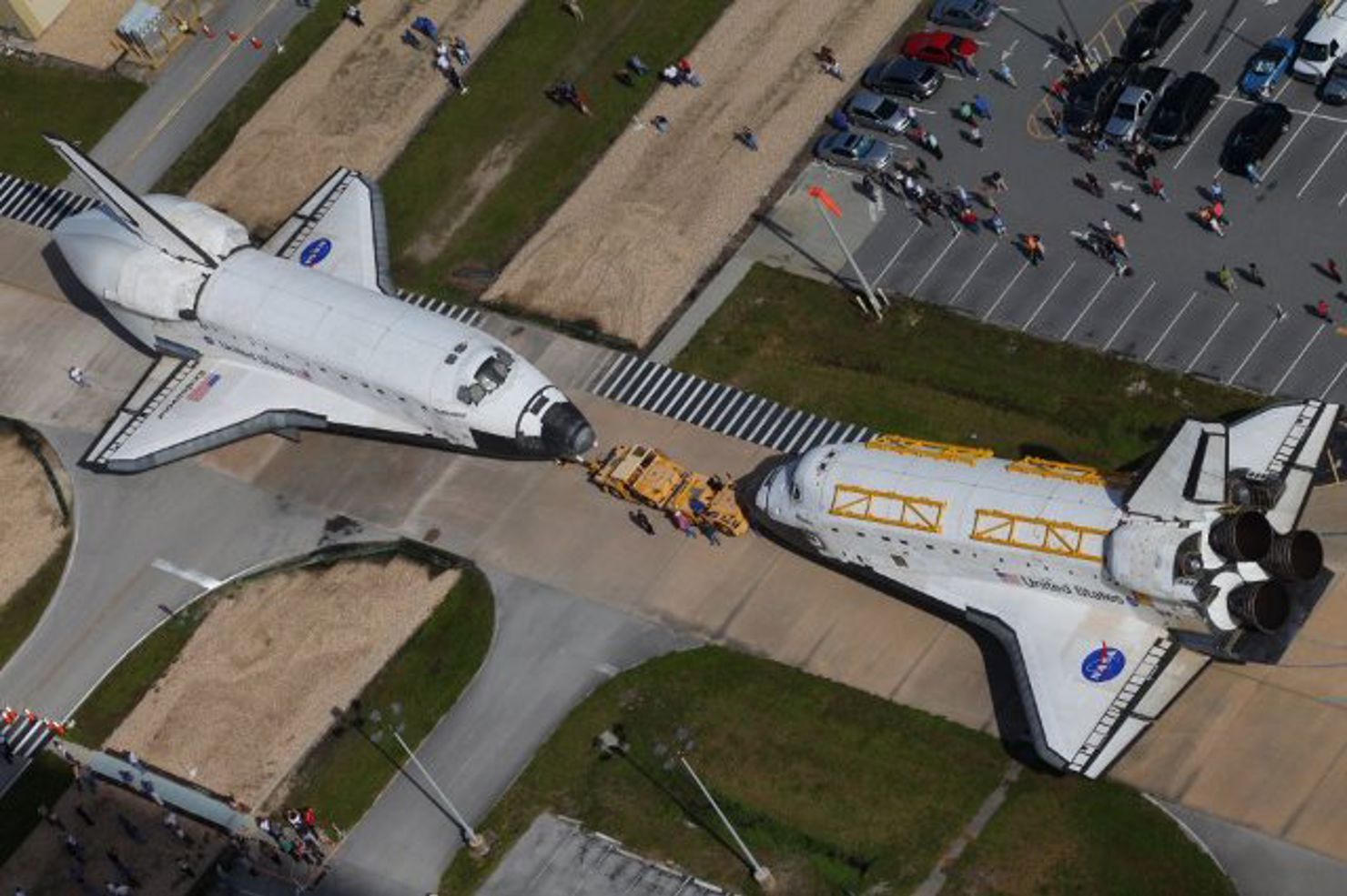 Endeavour och Atlantis möts på Kennedy Space Center.
