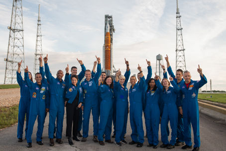 Jessica Artemis raket.jpg Astronauter i blå dräkter som pekar upp mot himlen