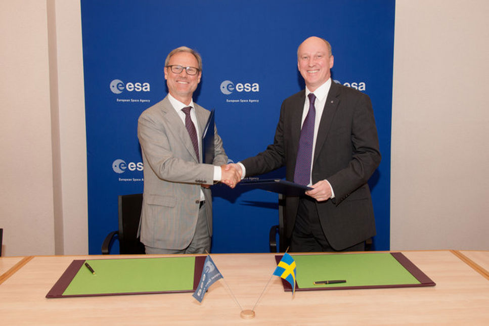  Volker Liebig, direktör för Esas jordobservationsprogram (till vänster och Olle Norberg, Rymdstyrelsens general direktör (till höger)