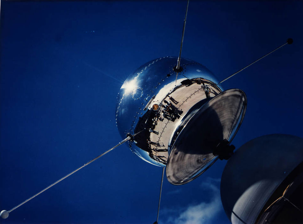 Satelliten Vanguard 1 är lika stor som en mindre melon och har nu spenderat hela 57 år i rymden.
