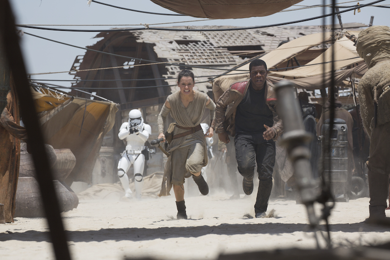 Hjältarna Rey och Finn jagas av stormtroopers i den senaste Star Wars filmen The Force Awakens.
