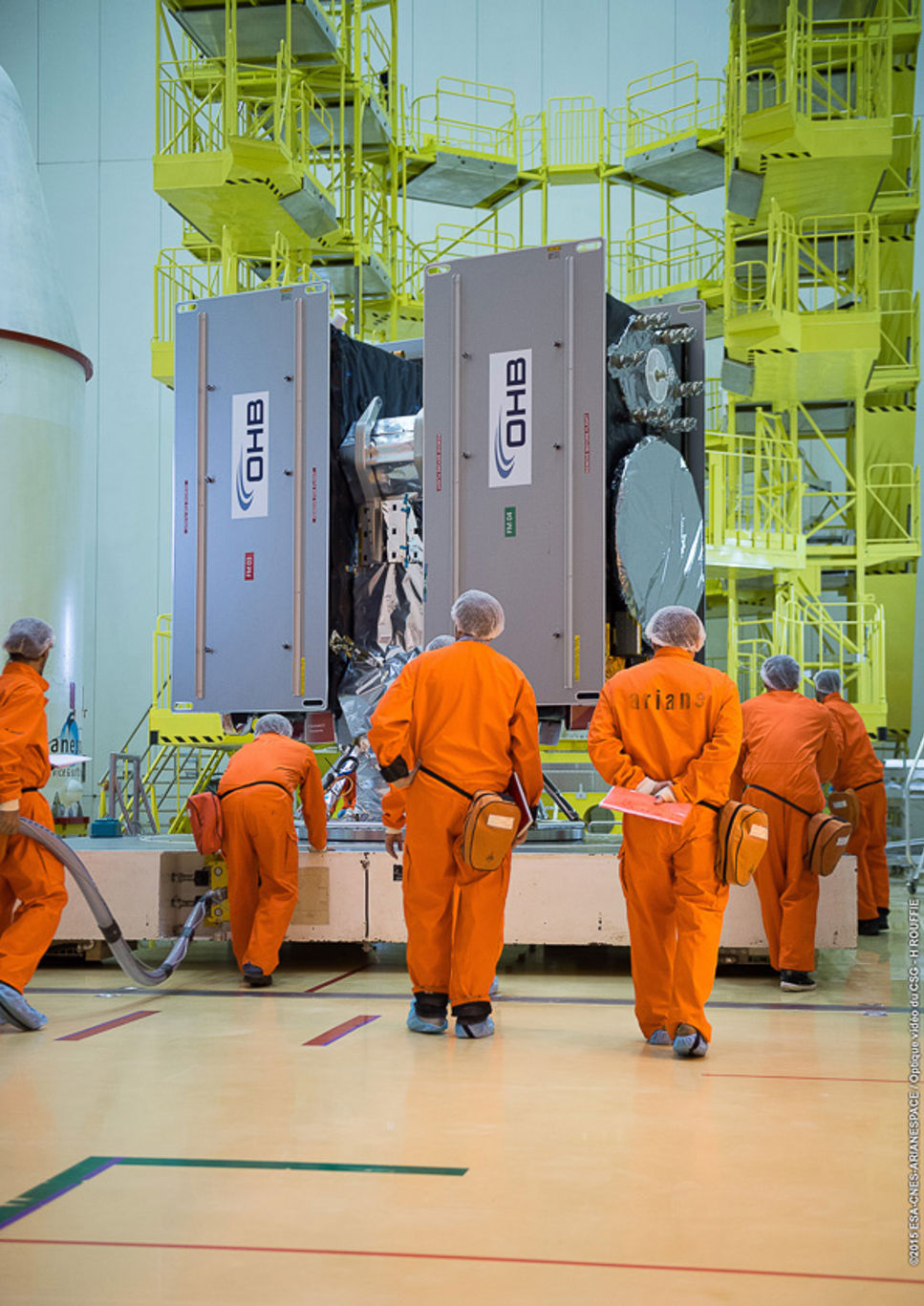 Galileo-satelliterna förflyttas till byggnad S3B för montering i raketen.