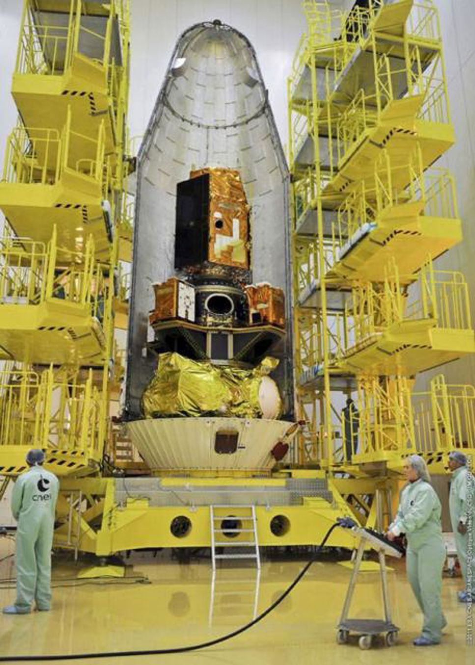Första plejadsatelliten monterad i noskonen på raketen