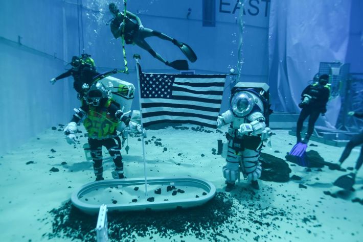 NASA personal tränar för framtida månlandningar i Neutral Buoyancy Laboratory i Houston, Texas.