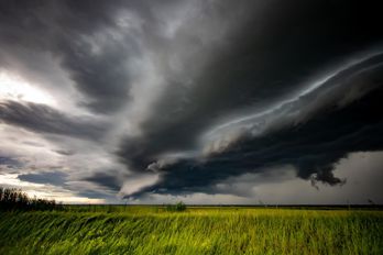 storm-4651306_1280.jpg Ett dramatiskt moln över en grön åker
