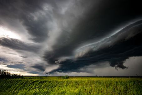 storm-4651306_1280.jpg Ett dramatiskt moln över en grön åker