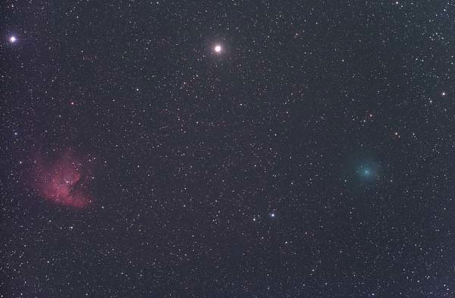 comet_hartley_2_st_2.jpg Kometen Hartley 2 och nebulosan NGC 281 fångad på samma bild.