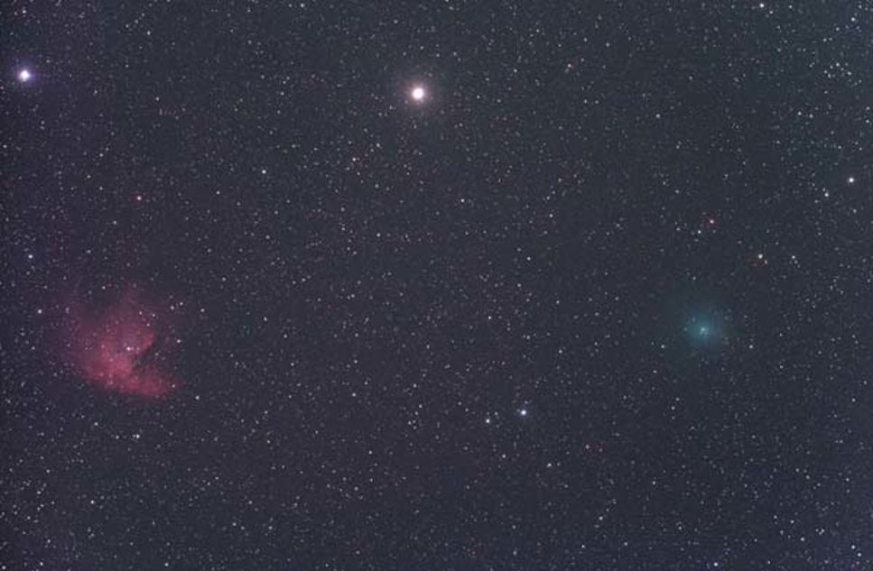 Kometen Hartley 2 och nebulosan NGC 281 fångad på samma bild.