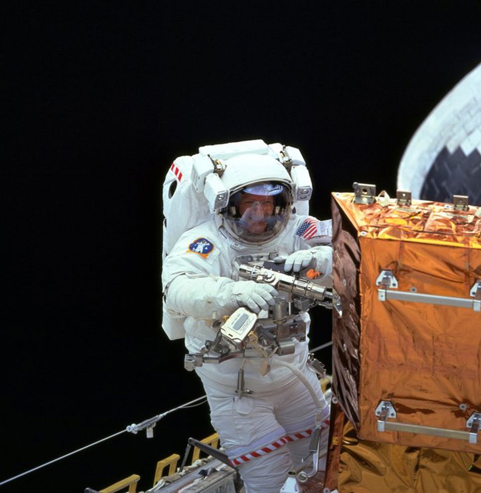 ESA-astronauten Claude Nicollier när han reparerar rymdteleskopet.