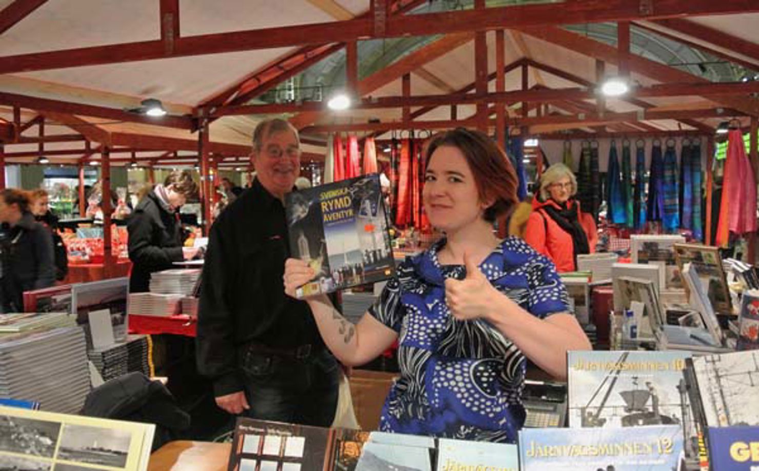 Boken finns även i Trafik-Nostalgiska Förlagets stånd på julmarknaden på Stockholms Central