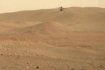 Ingenuity flyger på Mars. Helikoptern har fångats på bild av rovern Perceverance.