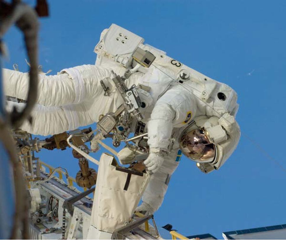 Christer Fuglesang på en av sina rymdpromenader på STS-128.