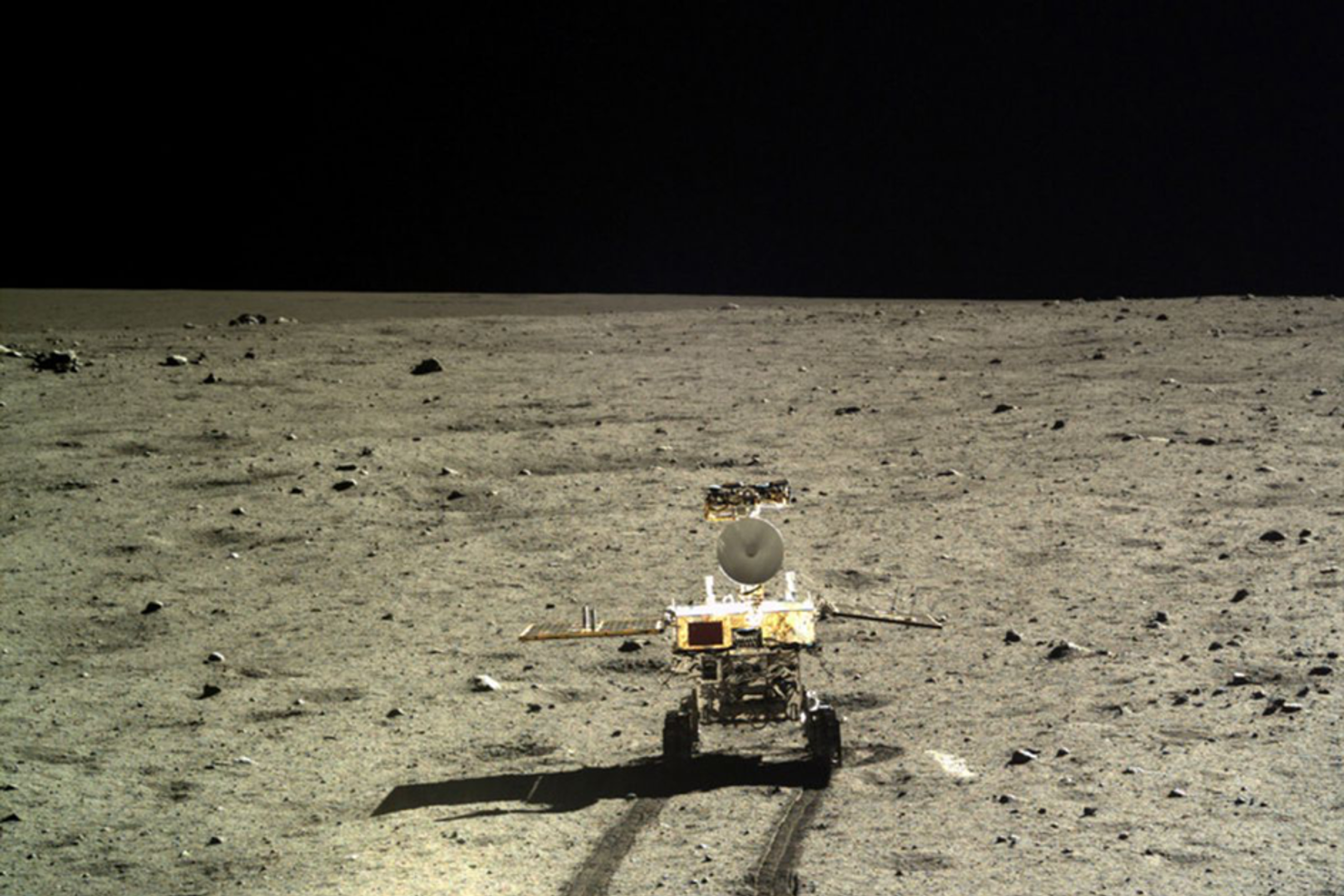 Månbilen Yutu-2 har upptäckt en mystisk substans