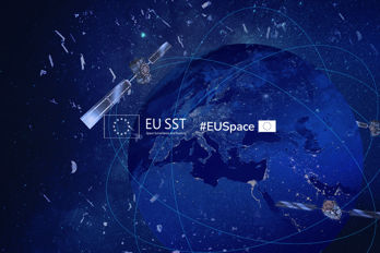 EUSST.jpg En satellit över en blåfärgad jordglob.