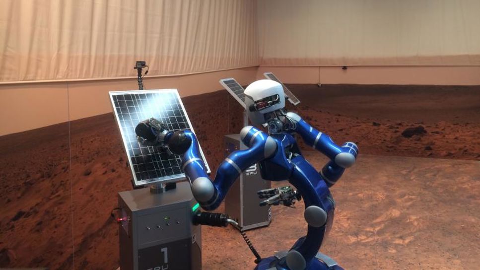 Roboten Justin styrs av en astronaut i rymden