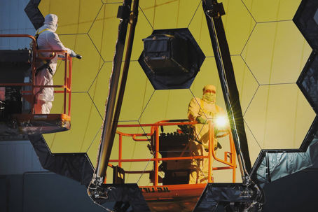 inspecting_jwst_s_primary_mirror2.jpg James Webb Space Telescope försenas – igen