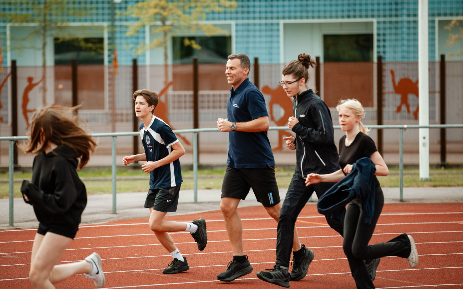 Run togheter with astronaut.jpg Fem människor springer på en löparbana