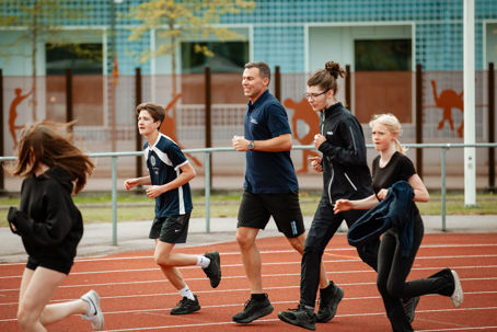 Run togheter with astronaut.jpg Fem människor springer på en löparbana