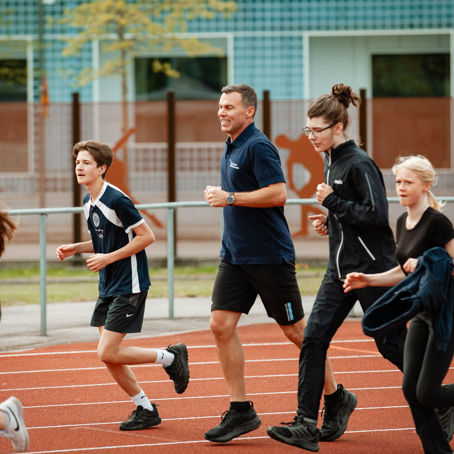 Run togheter with astronaut.jpg Fem människor springer på en löparbana