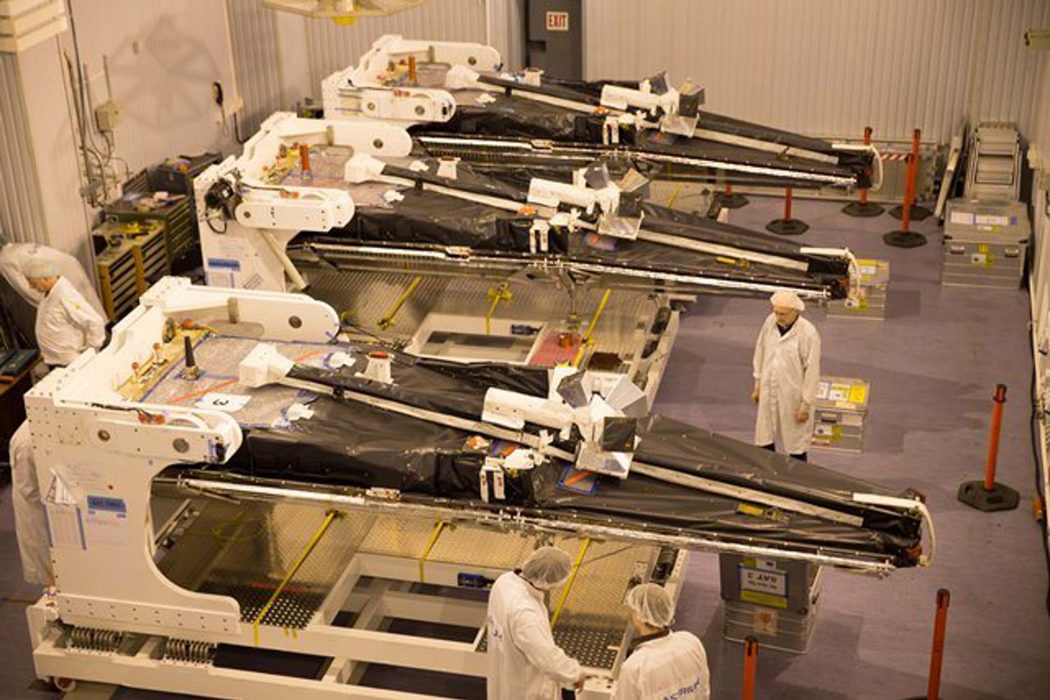 Alla tre satelliterna i Swarm-projektet innan uppsändningen.