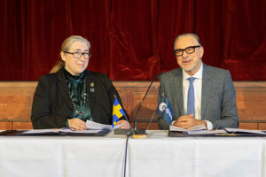 2 Ella och Josef A_foto SERI Communications.jpg Två personer som sitter vid ett bord.