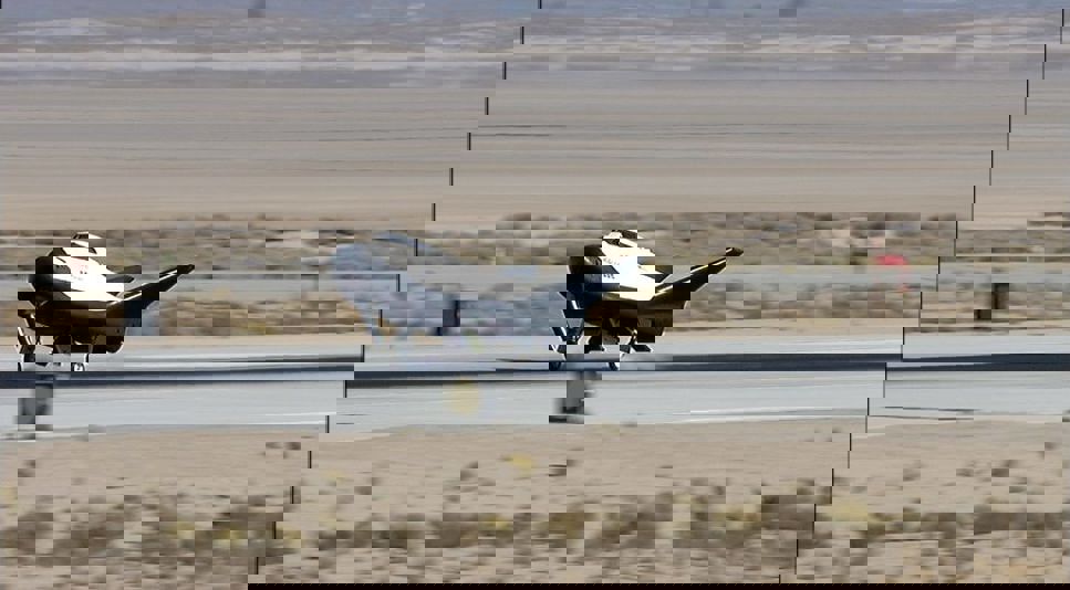 Rymdfarkosten Dream Chaser gör en lyckad landning på Edwards Air Force Base i Kalifornien.