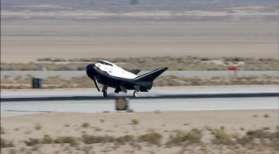 Rymdfarkosten Dream Chaser gör en lyckad landning på Edwards Air Force Base i Kalifornien.