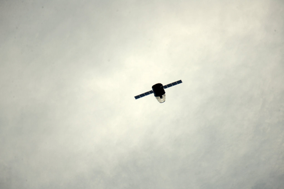 Andres Kuipers foto av Dragon, lastfarkosten till SpaceX Falcon 9.
