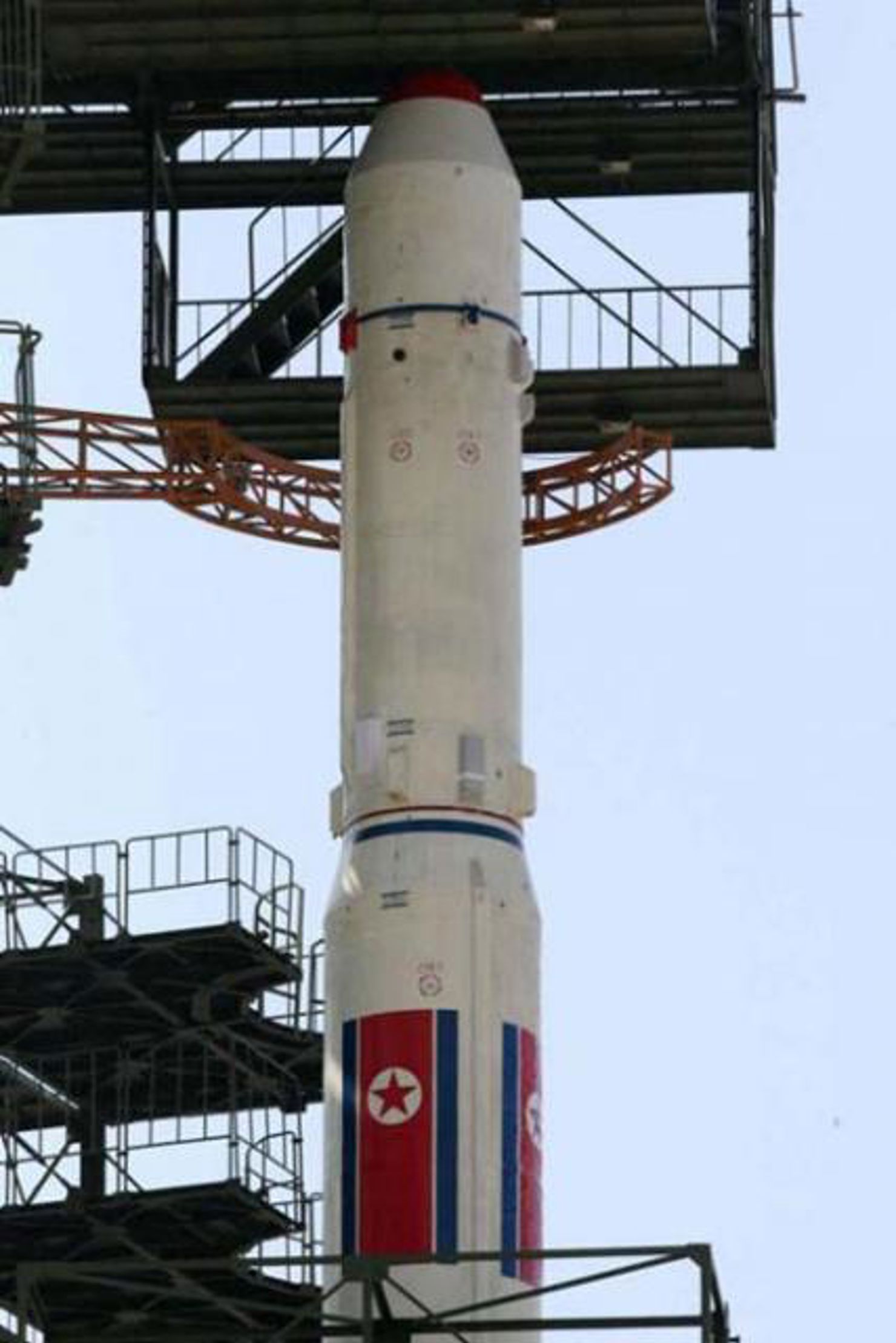 Den nordkoreanska satelliten Kwangmyongsong-3 på startplattan den 8 april 2012 på Tongchang-ri basen i Nordkorea.