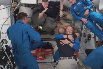 Docking_of_Crew-12_to_the_International_Space_Station_card_medium.png Fem astronauter i blåa dräkter ombord på den internationella rymdstationen.