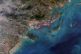 Earth_from_Space_Halong_Bay_Vietnam.jpg Vietnam från satellit