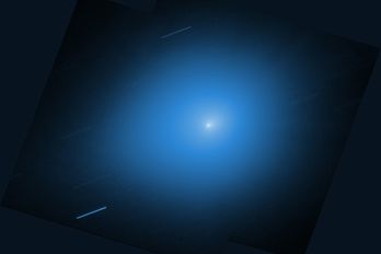 Hubble Atlas 3I.jpg Ett blott moln i rymden med en ljust lysande prick i mitten.