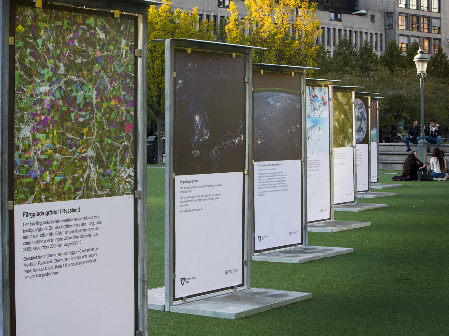 06_rymdutst_kungsan_.jpg Fotoutställningen Rymddrömmar och stockholmsvisioner i Kungsträdgården i Stockholm.