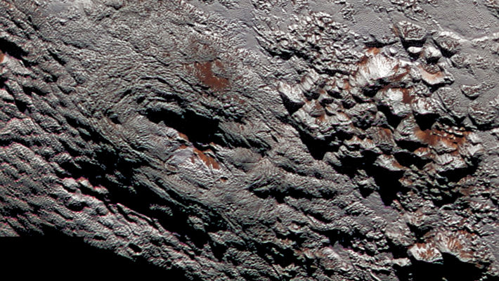 Den mest högupplösta bild som finns av Wright Mons, tagen på runt 48 000 kilometers avstånd av New Horizon 2015.