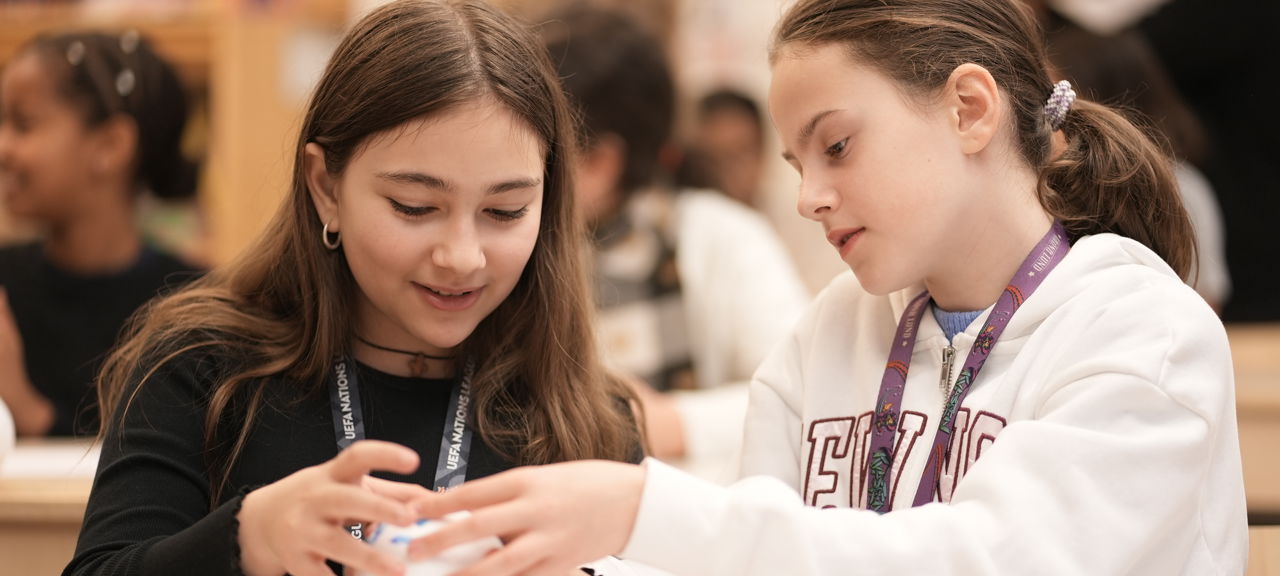 NWL 1.JPG Två flickor som sitter och pysslar