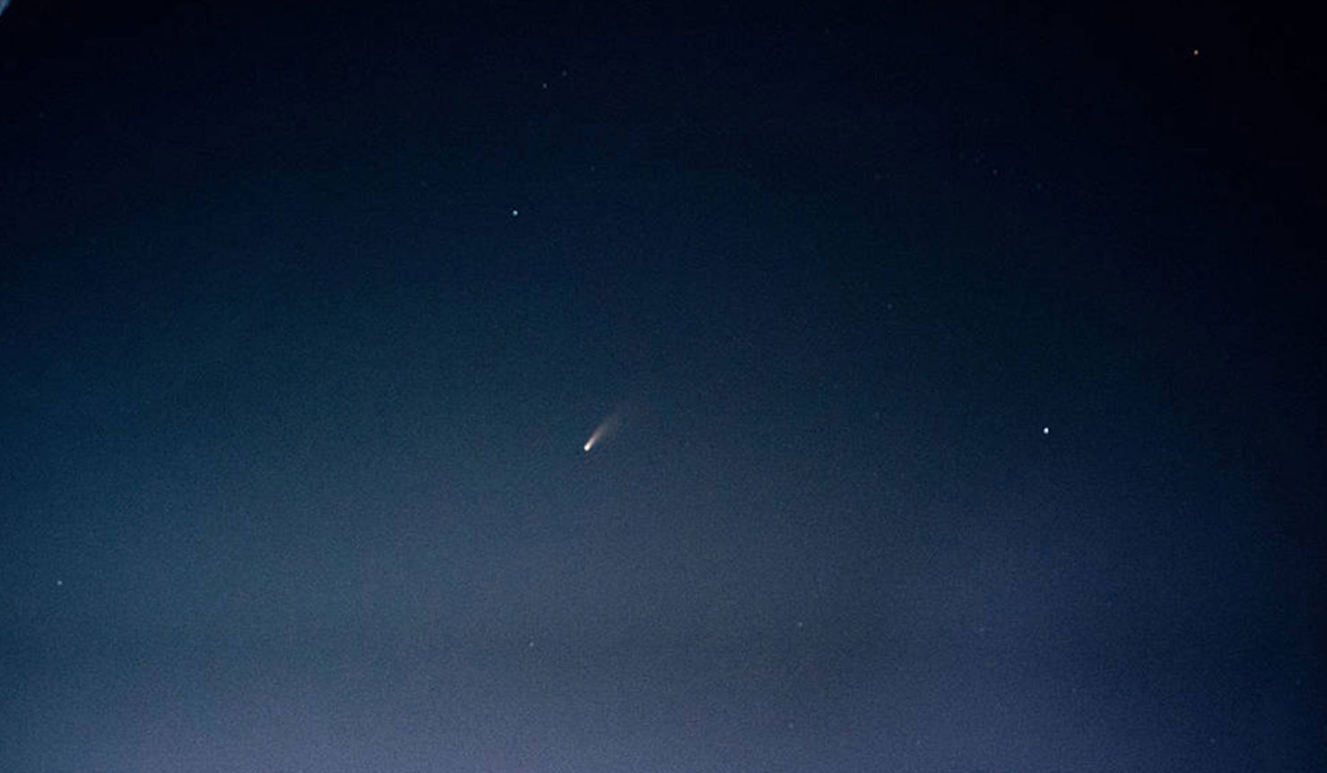 Komet fångad på bild av en medlen av Expedition 63 under tiden som den internationella rymdstationen befann sig i bana över Rom, i Italien.