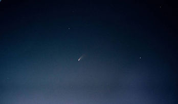 Komet fångad på bild av en medlen av Expedition 63 under tiden som den internationella rymdstationen befann sig i bana över Rom, i Italien.