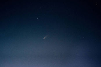 Komet fångad på bild av en medlen av Expedition 63 under tiden som den internationella rymdstationen befann sig i bana över Rom, i Italien.