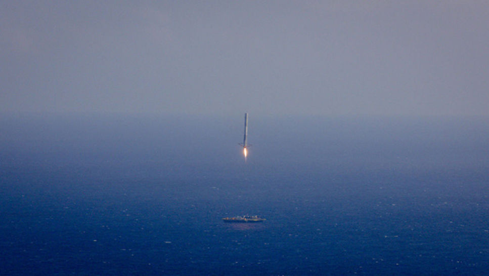 Både SpaceX och Blue Origins har nu lyckats landa raketer för kommersiella flygningar i upprätt position.
