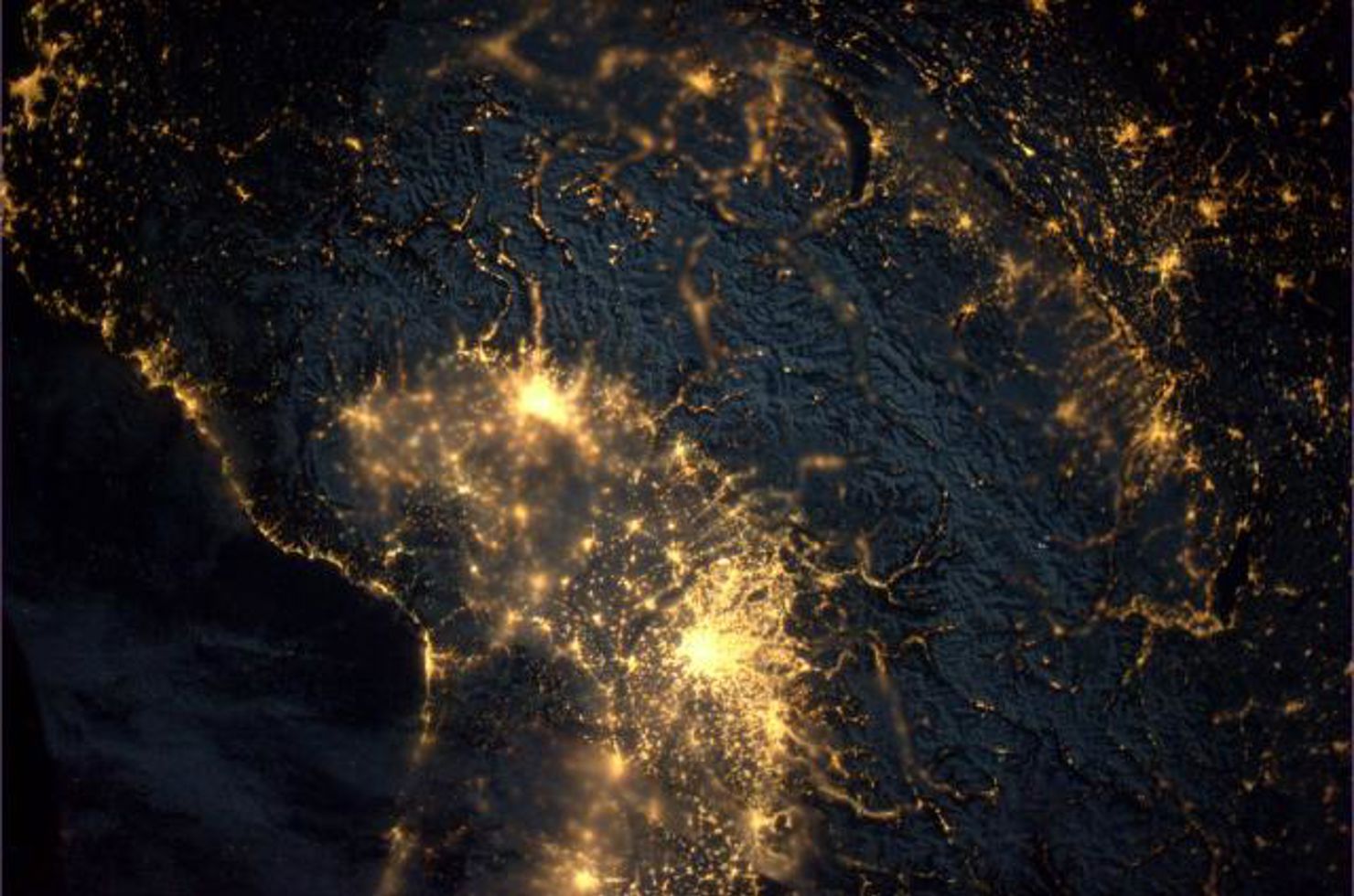 Ljusinfiltration i Alperna tagen av André Kuipers uppe från ISS.