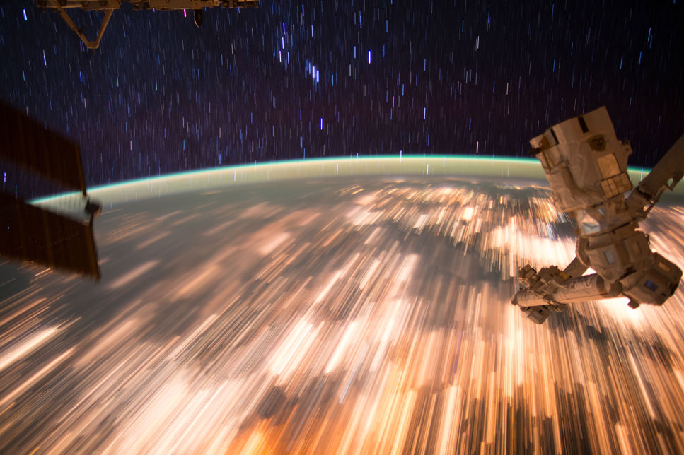 Jorden sedd från rymdstationen ISS i en hasighet på över 28 000 kilometer i timmen.