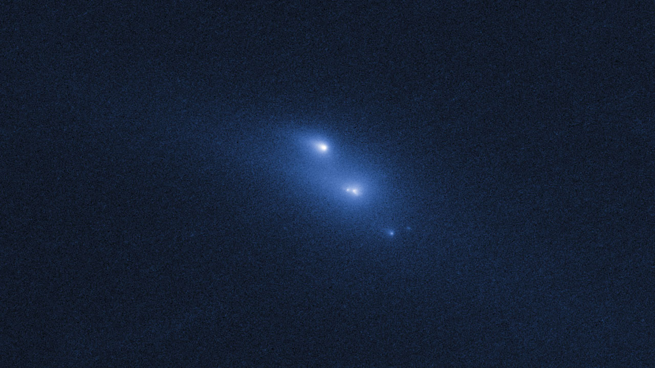 En asteroid som sakta fragmenteras fångad av rymdteleskopet Hubble