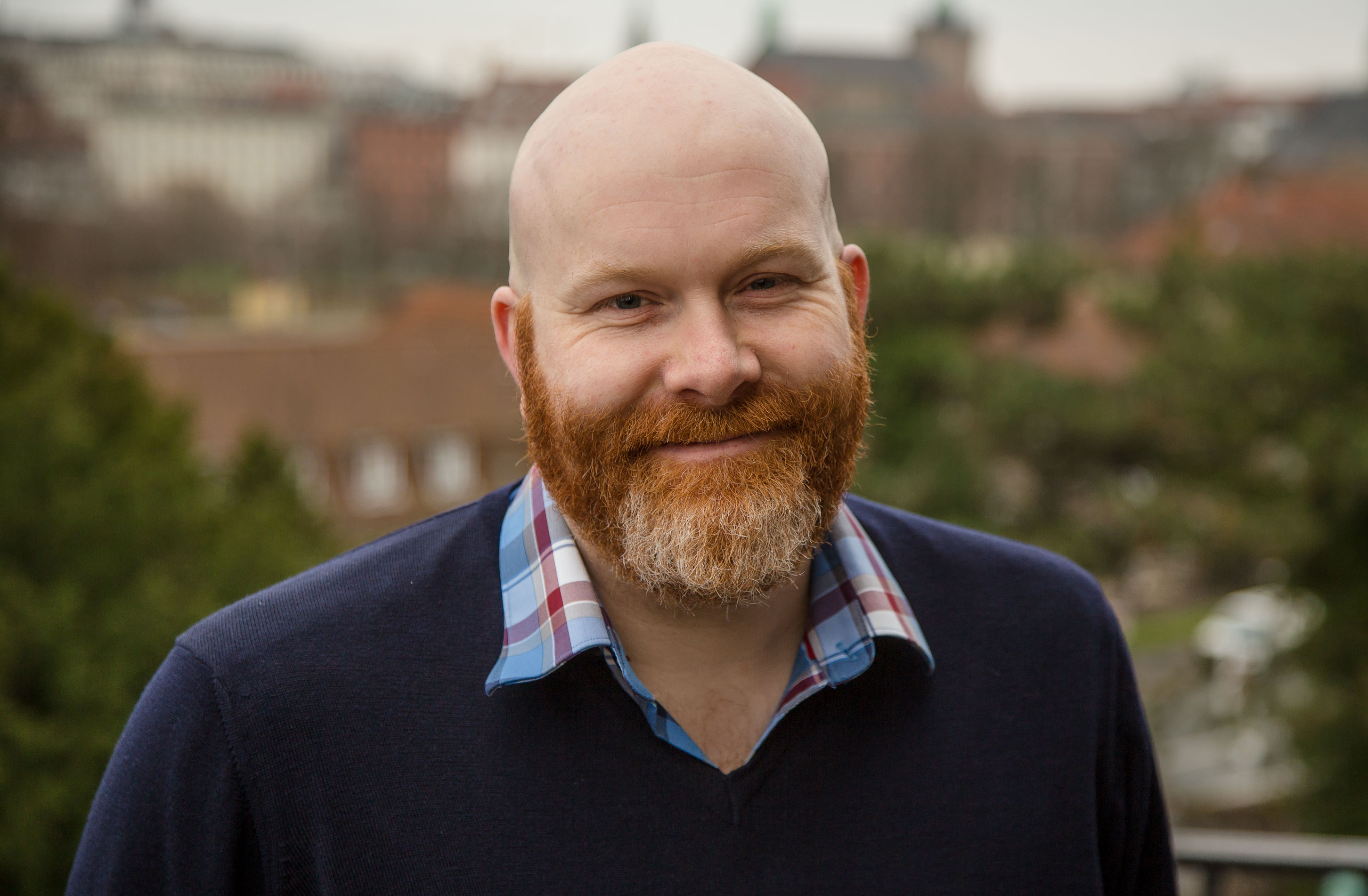 En flintskallig man med rödhårigt skägg.