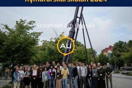 Bild2.jpg En grupp ungdomar framför raket