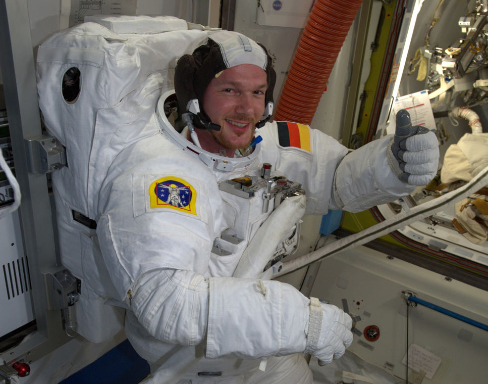 Tyska astronauten Alexander Gerst gör sig redo för rymdpromenad. 