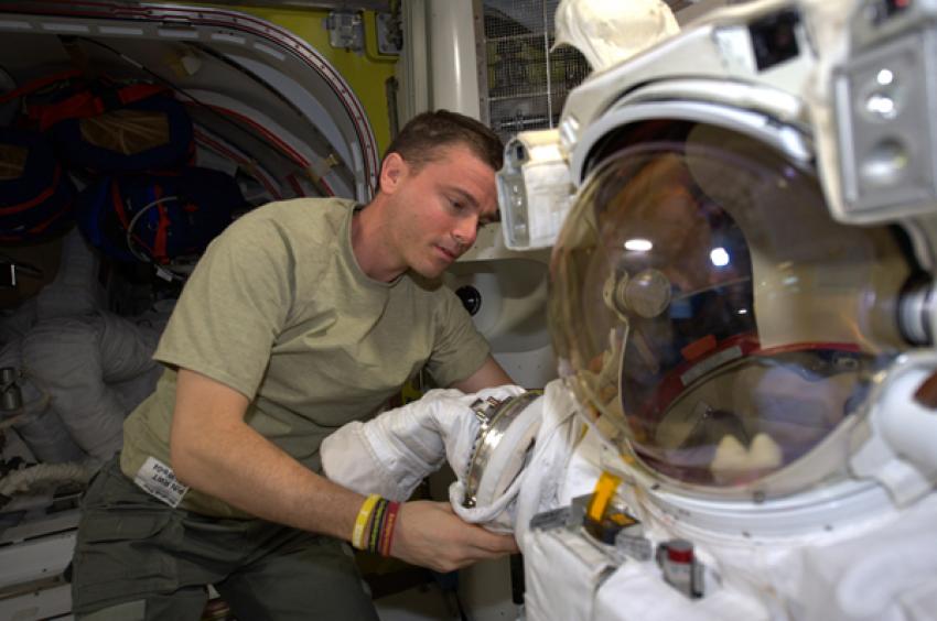 Bild-33-Reid_preparing_spacesuit.jpg