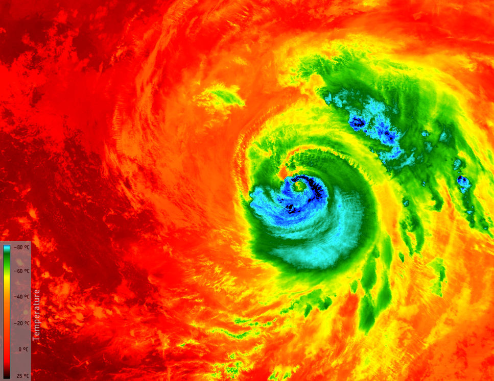 Bilden visar då orkanen Matthew närmande sig östra kusten av Florida.